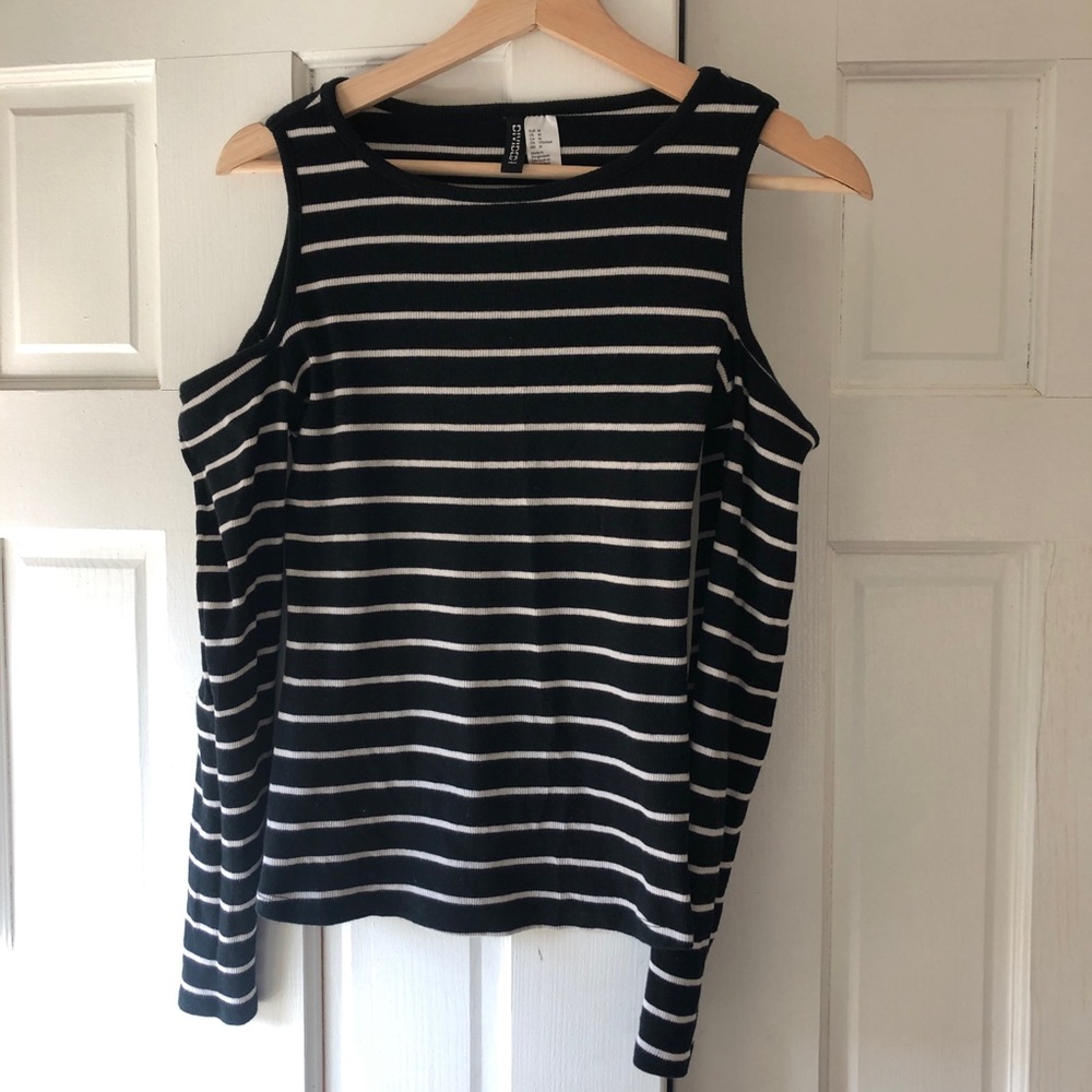 H&M - Divided cut out shoulder top